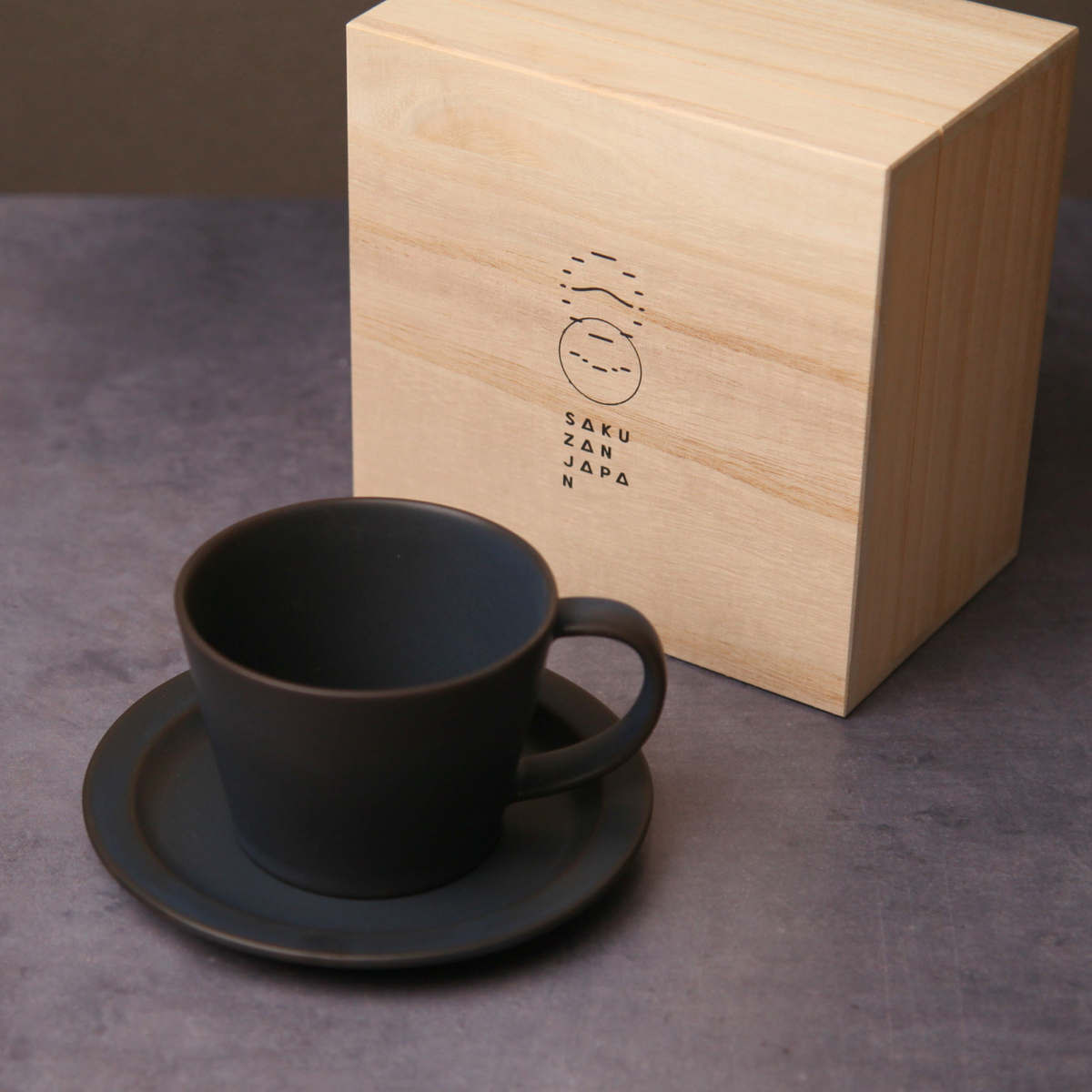 美濃焼のコーヒカップ & ソーサー 木箱入り BK