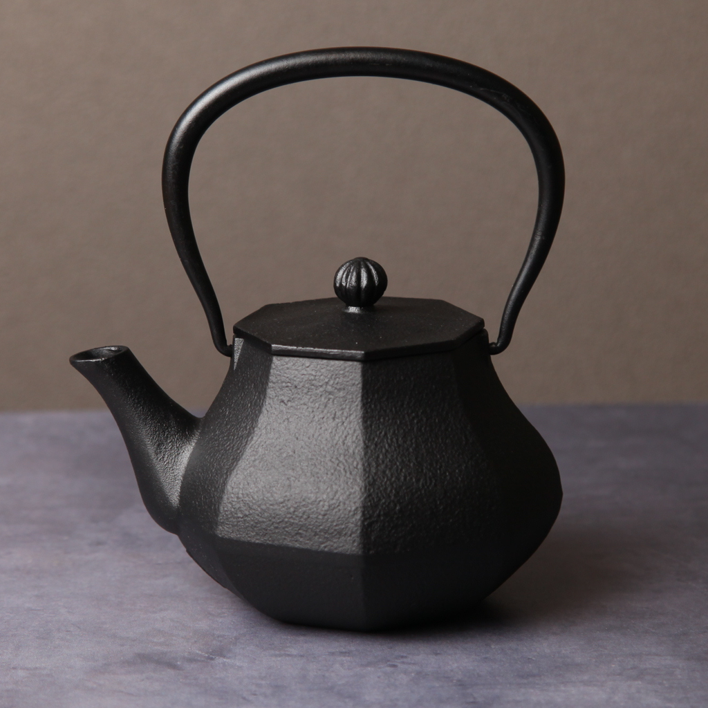 南部鉄器の鉄瓶 0.4l 黒
