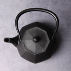 南部鉄器の鉄瓶 0.4l 黒