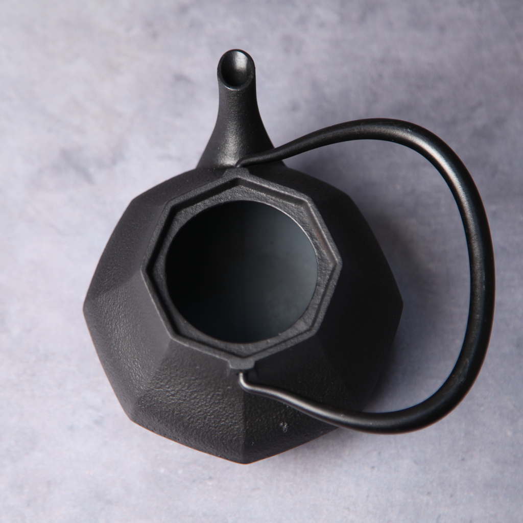 南部鉄器の鉄瓶 0.4l 黒
