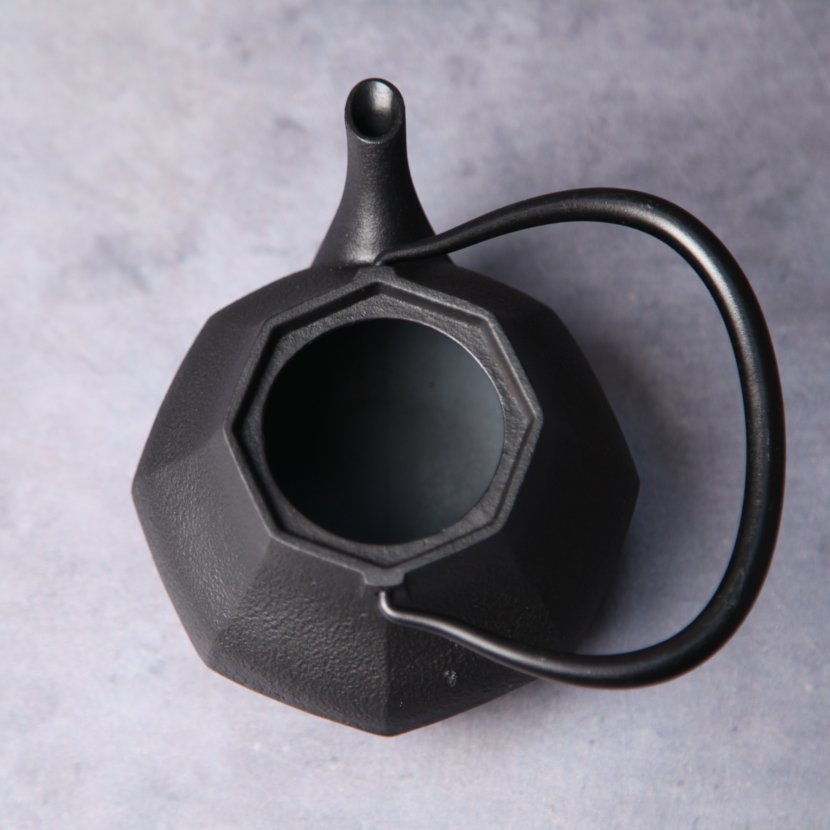 南部鉄器の鉄瓶 0.4l 黒