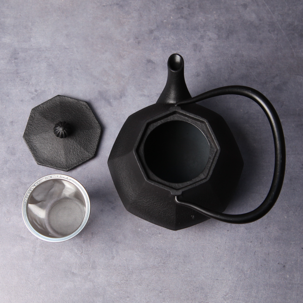 南部鉄器の鉄瓶 0.4l 黒
